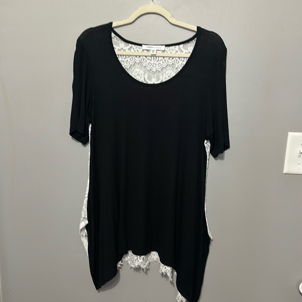 Karen Kane Short Sleeve Pullover Top Black Front Cream Lace Back XL EUC!